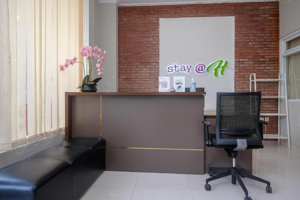 Urbanview @h Jakal By Reddoorz Hotel